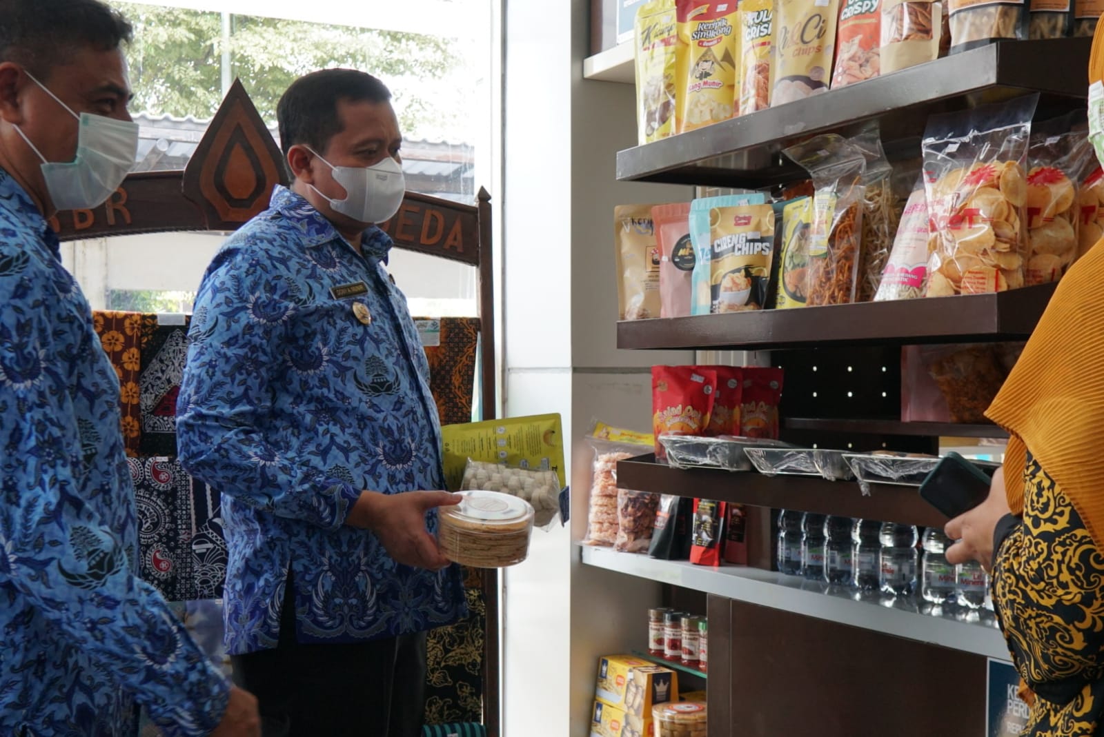 Bupati Sumedang H. Dony Ahmad Munir meninjau Gerai di Samsat Sumedang Kamis 17 Februari 2022