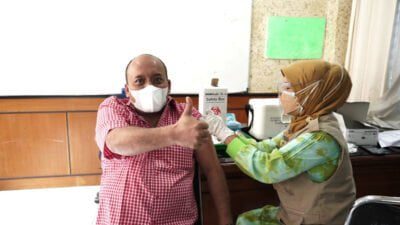 JAJARAN Anggota DPRD beserta Pegawai Sekretariat DPRD Kabupaten Sumedang menjalani vaksinasi ke-tiga atau vaksin booster, di Lingkungan Sekretariat DPRD setempat, Kamis (24/02/2022).