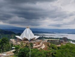 Warga Majalengka Terpukau Masjid Menara Kujang Sapasang di Jatigede Sumedang
