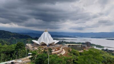 Warga Majalengka Terpukau Masjid Menara Kujang Sapasang di Jatigede Sumedang