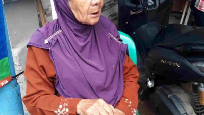 nenek pikun mencari anaknya