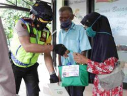 Viral di Medsos, Kakek Pedagang Asongan Disantuni Kapolres Sumedang
