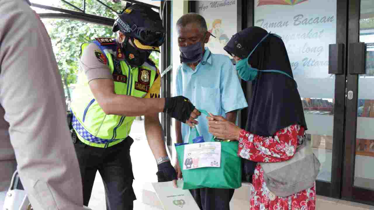 Pedagang asongan disantuni Kapolres