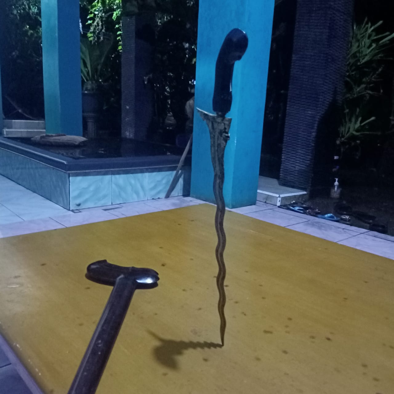 keris bisa berdiri sendiri