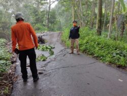 Pergerakan Tanah, Jalan Penghubung Dua Kecamatan di Sumedang Ambles