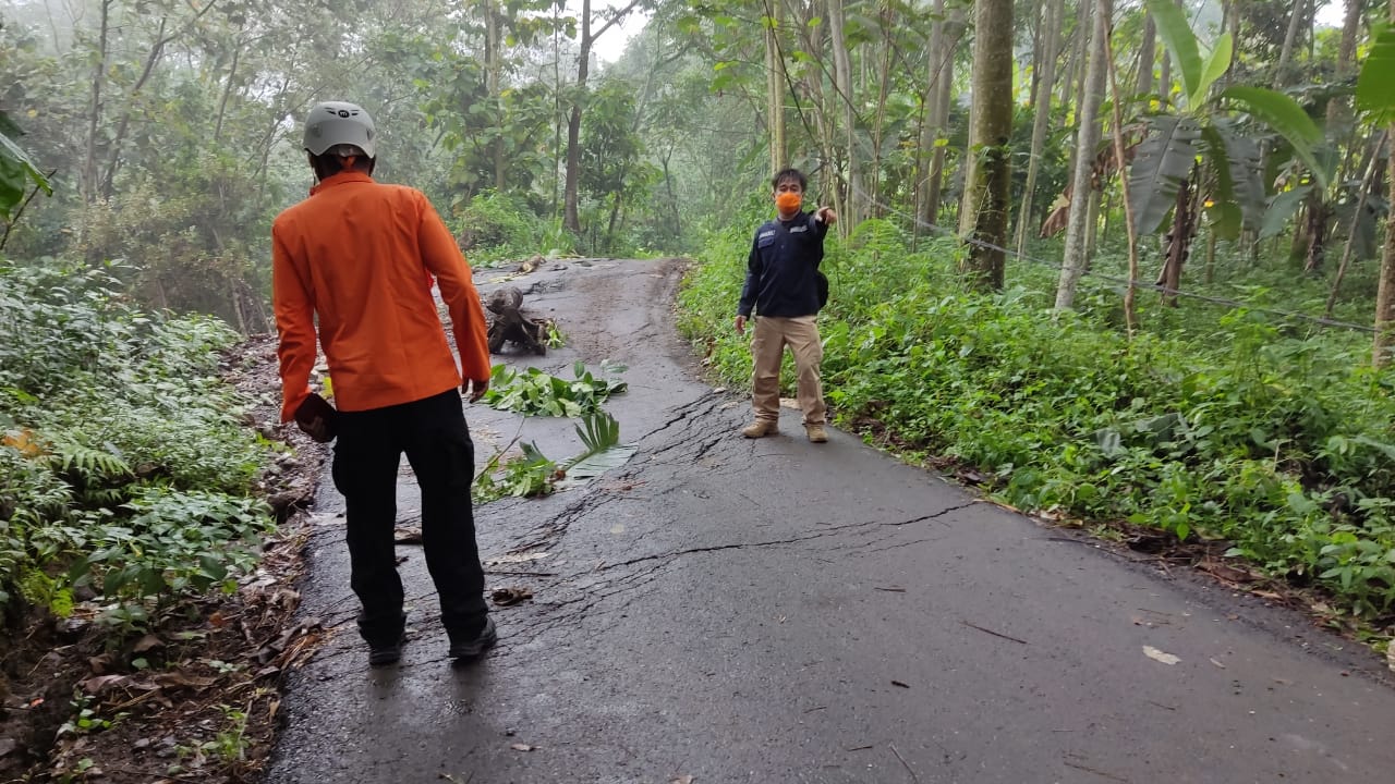 retakan tanah