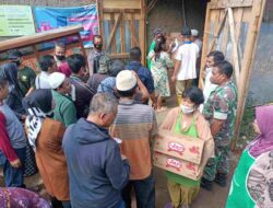Polisi Kawal Pendistribusian Minyak Goreng Kemasan di Pasar Cimanggung Sumedang