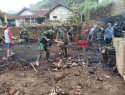 Gotong Royong, Anggota Koramil Tanjungsari Bantu Perbaikan Rumah Korban Kebakaran di Sumedang