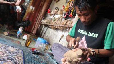 Pengrajin Wayang Golek Asal Sumedang Ini Mampu Melatih Pemuda di Luar Jawa