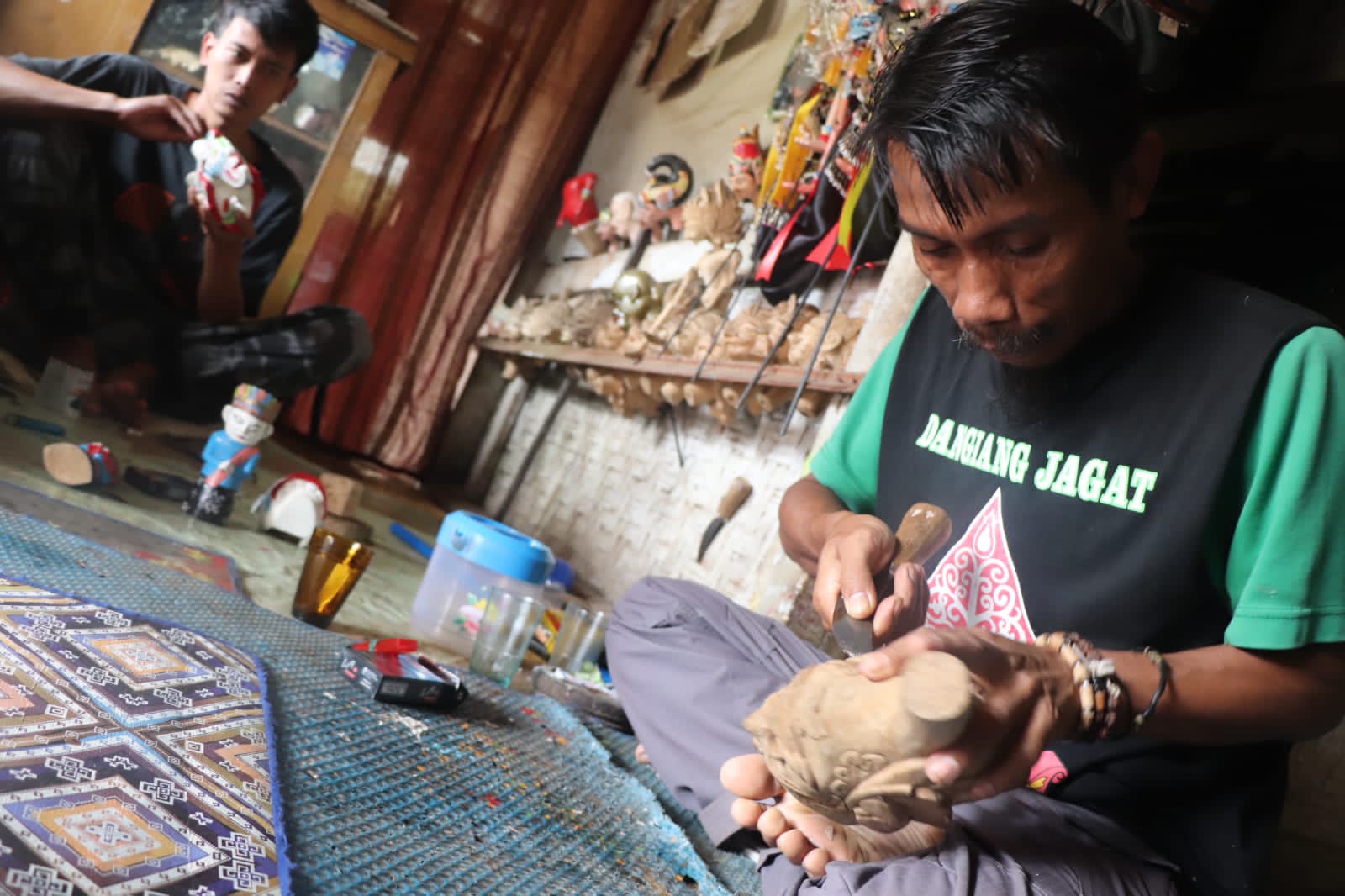 Pengrajin Wayang Golek