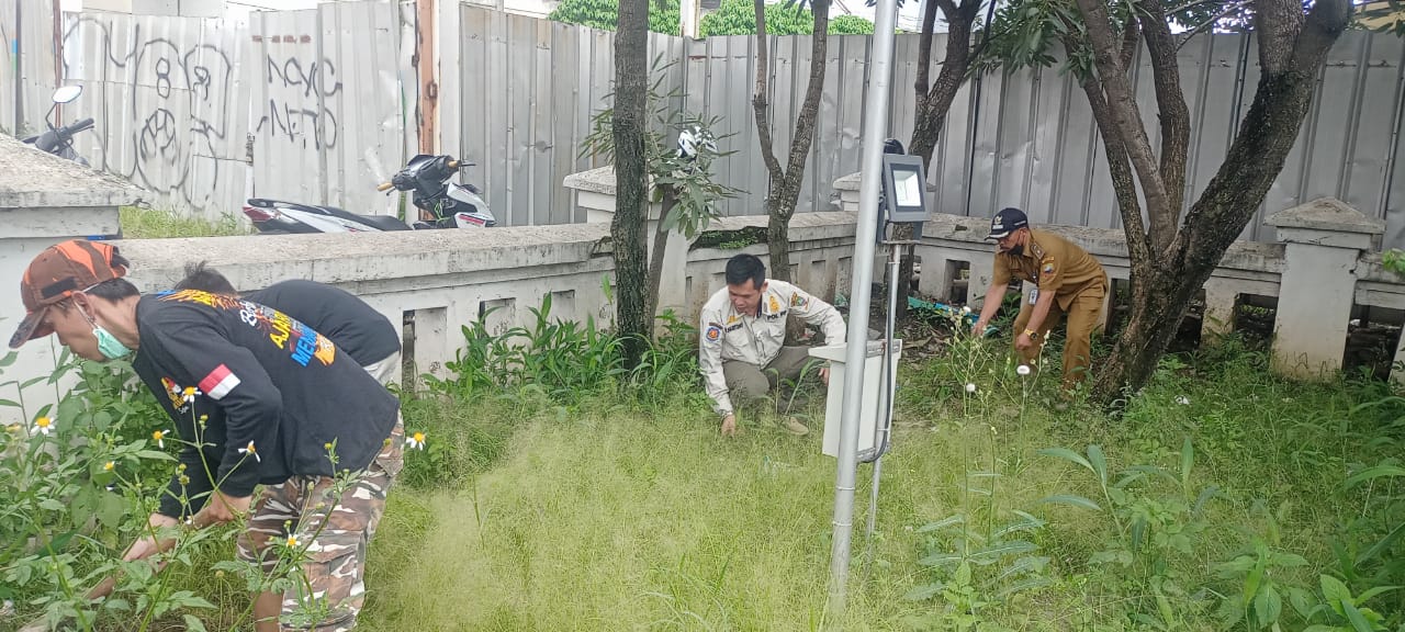 bersih-bersih tugu batas