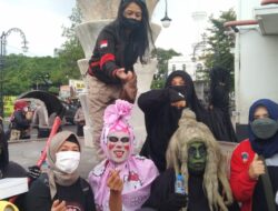Jawara Bagikan Nasi Kotak ke Sejumlah Hantu Comjurig yang Gentayangan di Jalan Asia Afrika Bandung