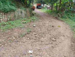 Masyarakat Desa Di Sumedang Ini Pertanyakan Perbaikan Jalan