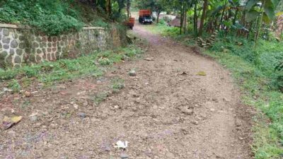 Masyarakat Desa Di Sumedang Ini Pertanyakan Perbaikan Jalan