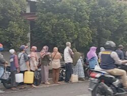 Minyak Goreng Curah Langka di Pasaran, Ratusan Warga Sumedang Rela Antre Berjam-jam