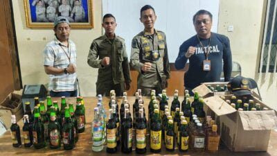 Satpol PP Sumedang Kembali Sita Puluhan Botol Miras Jelang Ramadhan