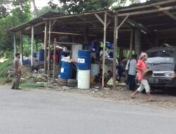 Karena Ilegal, Bangunan Penyimpanan Barang Rongsokan di Sumedang Didemo Warga