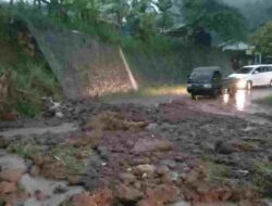 TPT Setinggi 15 Meter Longsor Tutup Akses Jalan Dua Kecamatan di Sumedang