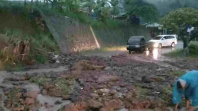 TPT Setinggi 15 Meter Longsor Tutup Akses Jalan Dua Kecamatan di Sumedang
