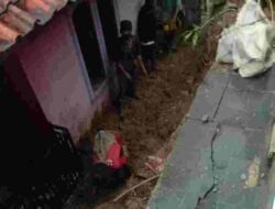 Tebing Setinggi 3 Meter Longsor di Jatinunggal Sumedang, 4 Rumah Terancam