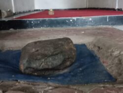 Ini Cara Mengangkat Batu Dakon, Bekas Duduk Embah Jaya Perkasa di Puncak Gunung Rengganis Sumedang