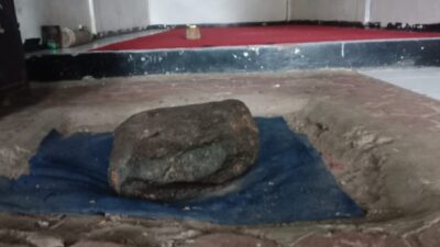 Ini Cara Mengangkat Batu Dakon, Bekas Duduk Embah Jaya Perkasa di Puncak Gunung Rengganis Sumedang
