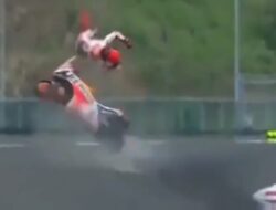 Benarkah Jatuhnya Marc Marquez Berbarengan dengan Munculnya Sosok Ratu Pantai Mandalika?