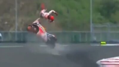 Benarkah Jatuhnya Marc Marquez Berbarengan dengan Munculnya Sosok Ratu Pantai Mandalika?