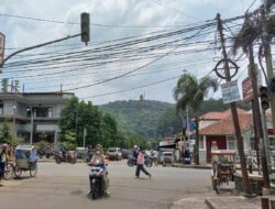 Lampu Merah Perempatan RSUD Sumedang Mati, Lalin Kendaraan Tidak Tertib