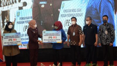 Bupati Indramayu Nina Agustina Da'i Bachtiar didampingi Kepala Bank BJB Cabang Indramayu, Asep Wahyu Ismail melaunching langsung Digitalisasi Transaksi Pemerintah Kabupaten Indramayu, di Pendopo Indramayu, Kamis (24/3/2022).