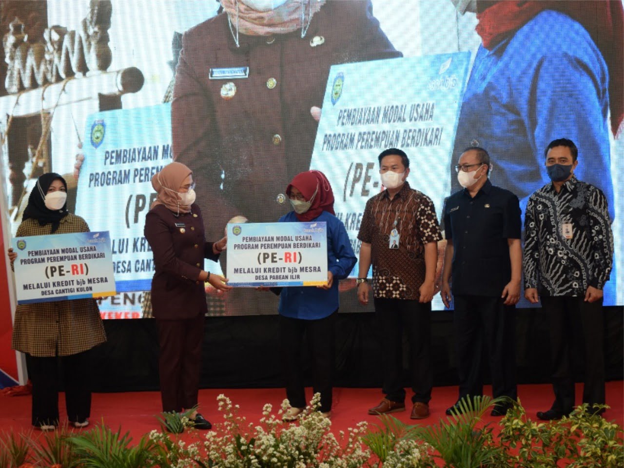 Bupati Indramayu Nina Agustina Da'i Bachtiar didampingi Kepala Bank BJB Cabang Indramayu, Asep Wahyu Ismail melaunching langsung Digitalisasi Transaksi Pemerintah Kabupaten Indramayu, di Pendopo Indramayu, Kamis (24/3/2022).
