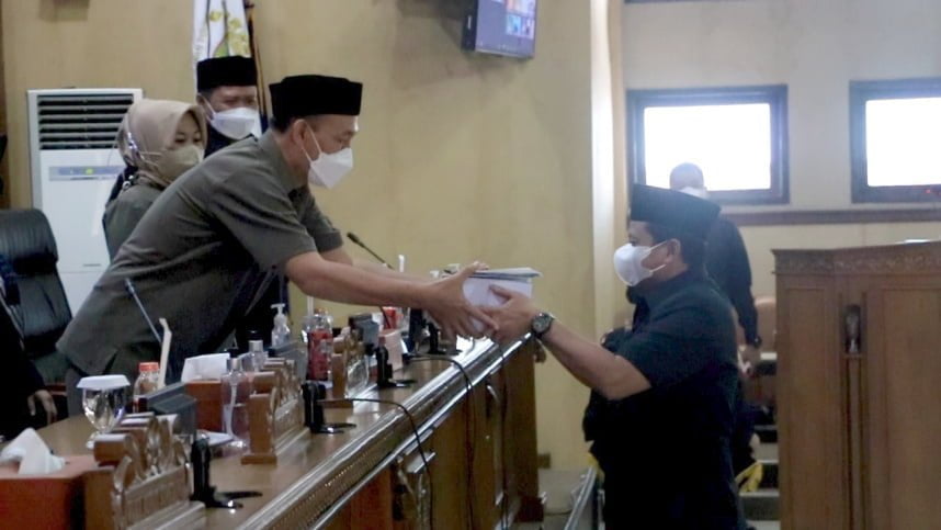 DPRD Kabupaten Sumedang menerima Laporan Keterangan Pertanggungjawaban Bupati Tahun Anggaran 2021 yang dilaksanakan di Ruang DPRD Setempat, Jumat (25/3/2022).