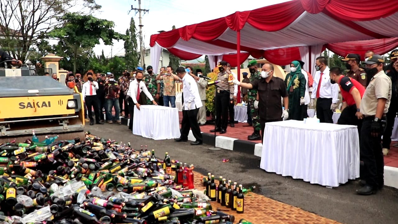 prosesi pemusnahan miras