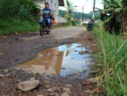 Banyak Jalan Rusak, Warga Sumedang Ini Keluhkan Belum Ada Perbaikan