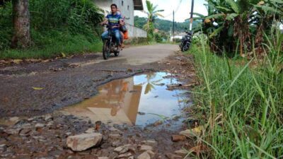 Banyak Jalan Rusak, Warga Sumedang Ini Keluhkan Belum Ada Perbaikan