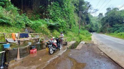 Misteri Air Mata Keramat di Cadas Pangeran: Jejak Keris Pangeran Kornel yang Membekas di Sumedang
