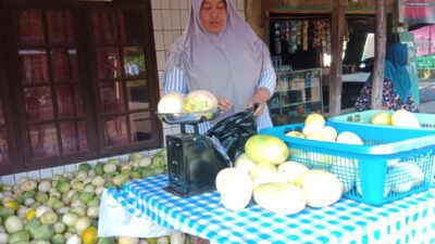 Penjual Timun Suri Musiman di Sumedang Keluhkan Sepinya Pembeli
