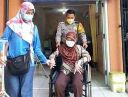 Patut Dicontoh! Personel Polresta Bandung Antar Jemput Lansia Saat Vaksinasi Covid-19