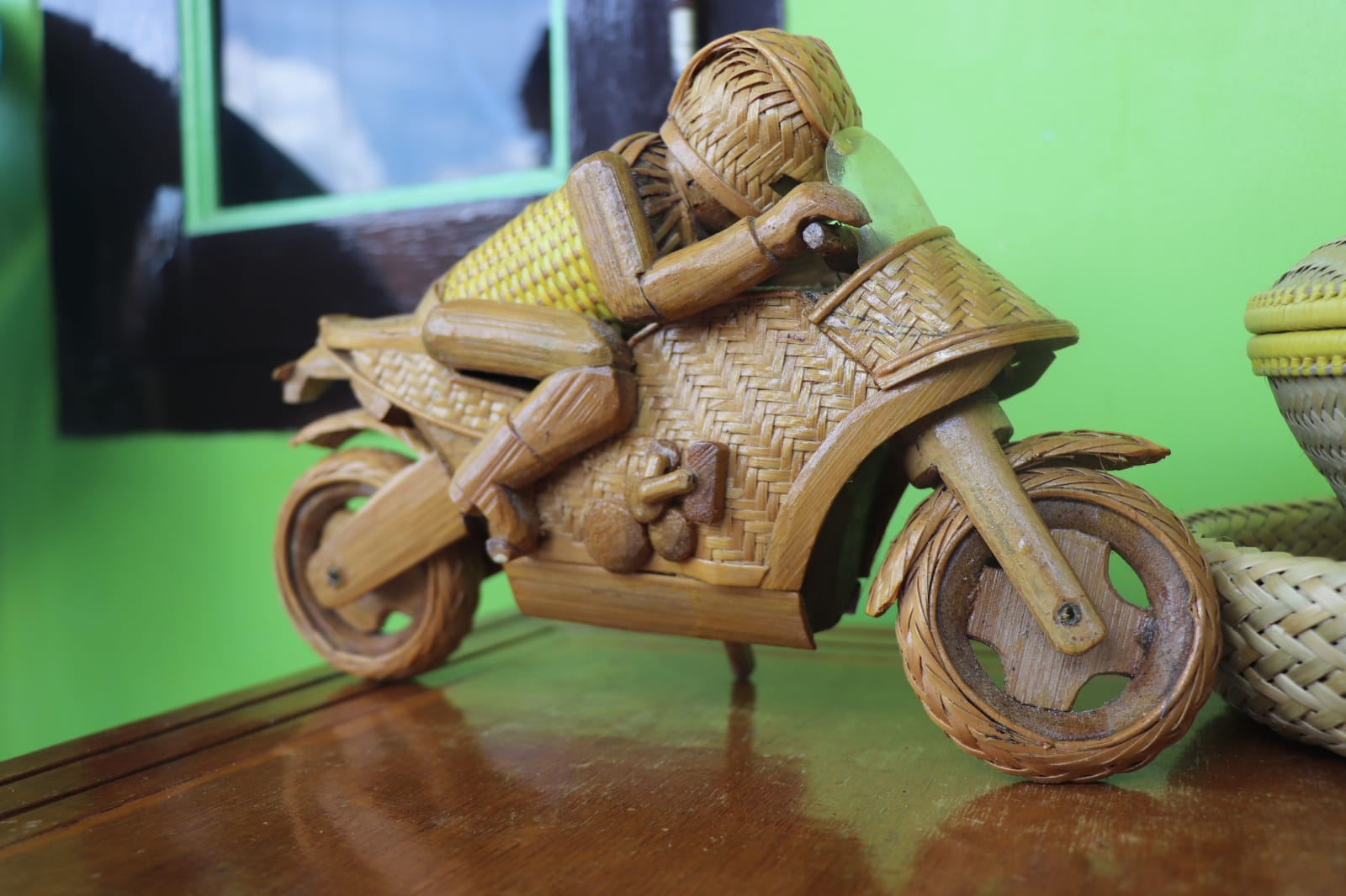 Miniatur MotoGP dari Bambu
