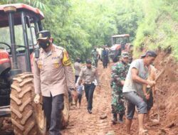 Longsoran Tanah Tutup Akses Desa Cimarias dan Cinanggerang Pamulihan Sumedang