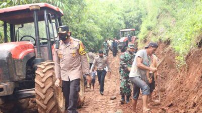 Longsoran Tanah Tutup Akses Desa Cimarias dan Cinanggerang Pamulihan Sumedang