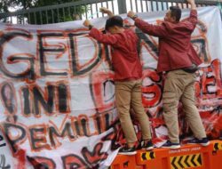 Sampaikan Tuntutan, Aliansi Mahasiswa Segel Kantor DPRD Sumedang