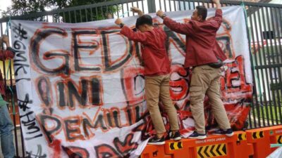 Sampaikan Tuntutan, Aliansi Mahasiswa Segel Kantor DPRD Sumedang