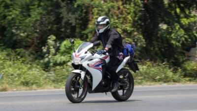Sering Masuk Angin Saat Puasa? Berikut Tips Aman Naik Motor di Bulan Ramadan