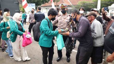 Aksi Unjuk Rasa Mahasiswa di Sumedang Berakhir dengan Bagi-bagi Sembako ke Pedagang Kaki Lima