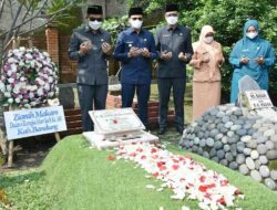 Ziarah ke Sumedang, Dadang Supriatna Janji Bantu Renovasi Makam Mantan Bupati Bandung ke-10