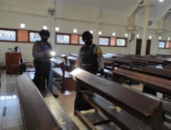 Polisi Lakukan Pengamanan dan Sterilisasi Gereja di Hari Peringatan Wafat Isa Almasih di Sumedang