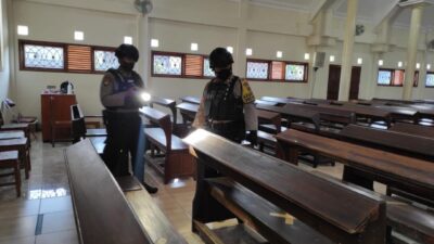 Polisi Lakukan Pengamanan dan Sterilisasi Gereja di Hari Peringatan Wafat Isa Almasih di Sumedang