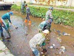 Curah Hujan Masih Tinggi, Satgas Citarum Harum ‘Gercep’ Bersihkan Aliran Sungai