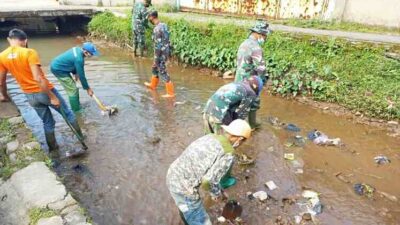 Curah Hujan Masih Tinggi, Satgas Citarum Harum ‘Gercep’ Bersihkan Aliran Sungai